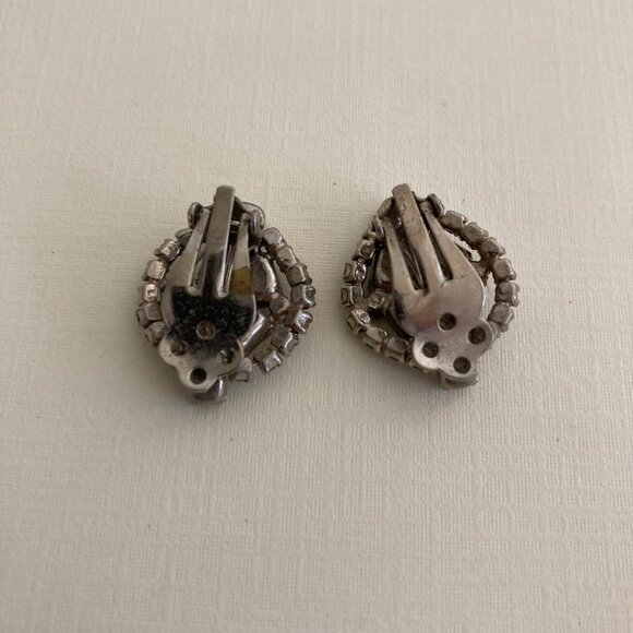 Vintage Rhinestone Clip On Earrings Elegant Silver Tone Teardrop Design - Picture 3 of 4